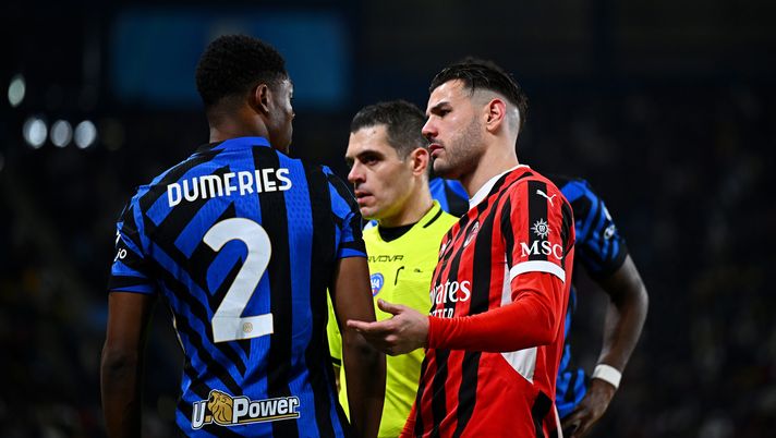 RIYADH, SAUDI ARABIA - JANUARY 06: Denzel Dumfries of FC Internazionale reacts with Theo Hernandez of AC Milan during the Italian Super Cup Final match between FC Internazionale and AC Milan at Al-Awwal Park Stadium on January 06, 2025 in Riyadh, Saudi Arabia. (Photo by Mattia Ozbot - Inter/Inter via Getty Images) Dumfries: “Theo? Belle battaglie! Una bibita insieme? Se vorrà la prenderemo solo quando…” - immagine 1