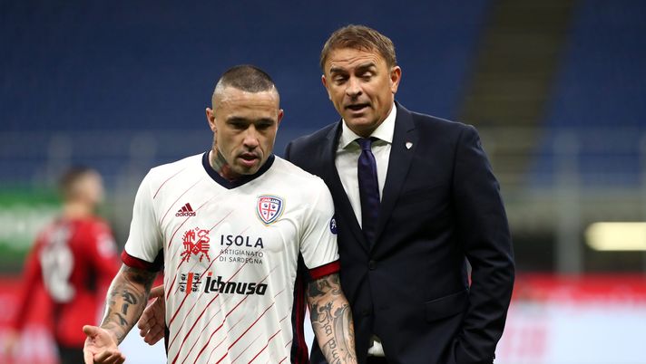 MILAN, ITALY - MAY 16: Radja Nainggolan of Cagliari Calcio speaks with Leonardo Semplici, Head Coach of Cagliari Calcio during the Serie A match between AC Milan and Cagliari Calcio at Stadio Giuseppe Meazza on May 16, 2021 in Milan, Italy. Sporting stadiums around Italy remain under strict restrictions due to the Coronavirus Pandemic as Government social distancing laws prohibit fans inside venues resulting in games being played behind closed doors. (Photo by Marco Luzzani/Getty Images) Cagliari, fischiano le orecchie di Mazzarri: Semplici “Messo in dubbio il mio lavoro” - immagine 1