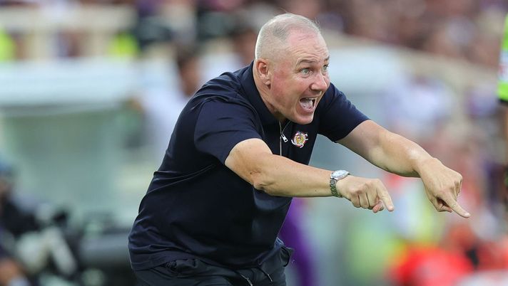 FLORENCE, ITALY - AUGUST 14: Massimiliano Alvini manager of US Cremonese gestures during the Serie A match between ACF Fiorentina and US Cremonese at Stadio Artemio Franchi on August 14, 2022 in Florence, . (Photo by Gabriele Maltinti/Getty Images) Cremonese, Alvini: “Un piacere giocare certe gare e non una preoccupazione” - immagine 1