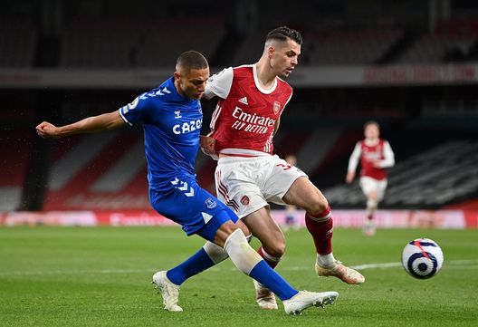 LONDON, ENGLAND - APRIL 23: Richarlison of Everton shoots whilst under pressure from Granit Xhaka of Arsenal during the Premier League match between Arsenal and Everton at Emirates Stadium on April 23, 2021 in London, England. Sporting stadiums around the UK remain under strict restrictions due to the Coronavirus Pandemic as Government social distancing laws prohibit fans inside venues resulting in games being played behind closed doors. (Photo by Justin Setterfield/Getty Images) LONDON, ENGLAND - APRIL 23: Richarlison of Everton shoots whilst under pressure from Granit Xhaka of Arsenal during the Premier League match between Arsenal and Everton at Emirates Stadium on April 23, 2021 in London, England. Sporting stadiums around the UK remain under strict restrictions due to the Coronavirus Pandemic as Government social distancing laws prohibit fans inside venues resulting in games being played behind closed doors. (Photo by Justin Setterfield/Getty Images)