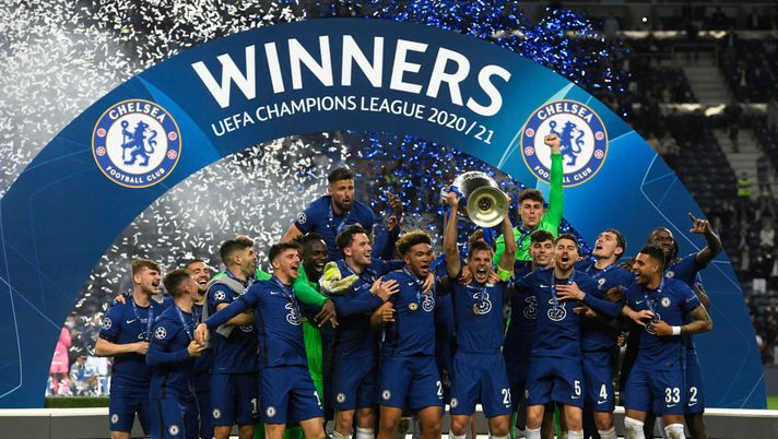 PORTO, PORTUGAL - MAY 29: Caesar Azpilicueta of Chelsea lifts the Champions League Trophy following their team's victory in the UEFA Champions League Final between Manchester City and Chelsea FC at Estadio do Dragao on May 29, 2021 in Porto, Portugal. (Photo by Pierre-Philippe Marcou - Pool/Getty Images) PORTO, PORTUGAL - MAY 29: Caesar Azpilicueta of Chelsea lifts the Champions League Trophy following their team's victory in the UEFA Champions League Final between Manchester City and Chelsea FC at Estadio do Dragao on May 29, 2021 in Porto, Portugal. (Photo by Pierre-Philippe Marcou - Pool/Getty Images)