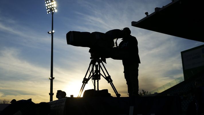 PALMERSTON NORTH, NEW ZEALAND - OCTOBER 16: A camera operator works during the round seven Bunnings NPC match between Manawatu and Wellington at Central Energy Trust Arena, on October 16, 2021, in Palmerston North, New Zealand. (Photo by Hagen Hopkins/Getty Images) Mediaset, l’emittente televisiva pronta a dire addio ad uno storico programma - immagine 1