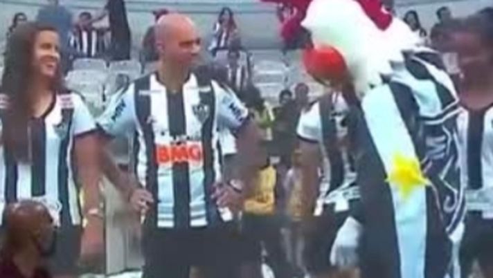 Atletico Mineiro femminile: la mascotte fa il "macho" ma il gesto spiritoso non viene bene: licenziato Atletico Mineiro femminile: la mascotte fa il "macho" ma il gesto spiritoso non viene bene: licenziato