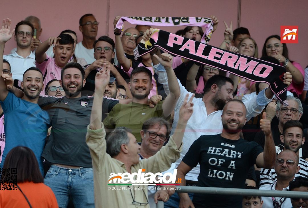 Fototifo, i tifosi allo stadio per Palermo-Feralpisaló 1-0 (gallery) - immagine 147
