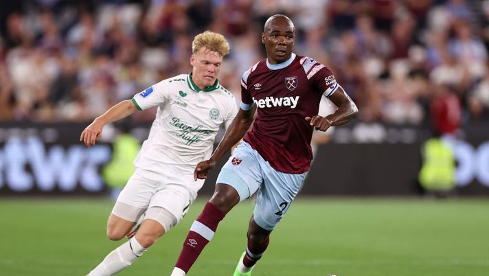LONDON, ENGLAND - AUGUST 18: Angelo Ogbonna of West Ham United runs with the ball whilst under pressure from Jan Zamburek of Viborg FF during the UEFA Europa Conference League 2022/23 Play-Off First Leg match between West Ham United and Viborg FF at London Stadium on August 18, 2022 in London, England. (Photo by Ryan Pierse/Getty Images) West Ham, la notte di Scamacca e di Ogbonna: “Una serata emozionante, è stata dura ma sono felice” - immagine 1