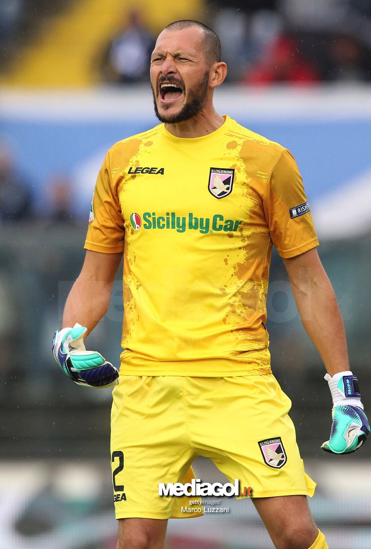  BRESCIA, ITALY - SEPTEMBER 02:  Alberto Pomini of US Citta di Palermo shouts to his team-mates during the Serie B between Brescia Calcio and US Citta di Palermo at Stadio Mario Rigamonti on September 2, 2017 in Brescia, Italy.  (Photo by Marco Luzzani/Getty Images) 
