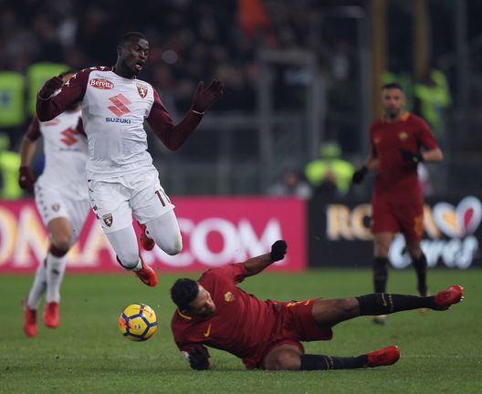  ROME, ITALY - DECEMBER 20: Juan Jesus of AS Roma competes for the ball with M'Baye Niang of Torino FC during the TIM Cup match between AS Roma and Torino FC at Olimpico Stadium on December 20, 2017 in Rome, Italy. (Photo by Paolo Bruno/Getty Images) 