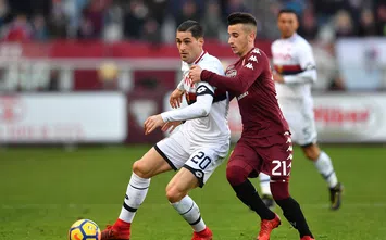  TURIN, ITALY - DECEMBER 30: Alejandro Berenguer (R) of Torino FC competes with Aleandro Rosi of Genoa CFC during the serie A match between Torino FC and Genoa CFC at Stadio Olimpico di Torino on December 30, 2017 in Turin, Italy. (Photo by Valerio Pennicino/Getty Images)