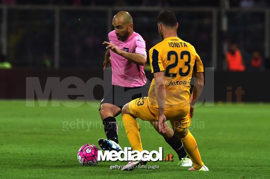 PALERMO, ITALY - MAY 15:  Enzo Maresca (L)  of Palermo holds off the challange from Artur Ionita of Hellas Verona  during the Serie A match between US Citta di Palermo and Hellas Verona FC at Stadio Renzo Barbera on May 15, 2016 in Palermo, Italy.  (Photo by Tullio M. Puglia/Getty Images) 