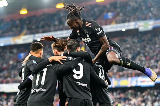 GENOA, ITALY - MARCH 12: Juan Cuadrado of Juventus (2nd from L) celebrates with his team-mates after causing Maya Yoshida of Sampdorias own goal during the Serie A match between UC Sampdoria and Juventus FC at Stadio Luigi Ferraris on March 12, 2022 in Genoa, Italy. (Photo by Getty Images) Caso Plusvalenze, deferite anche Juventus, Napoli e altri 9 club- immagine 2