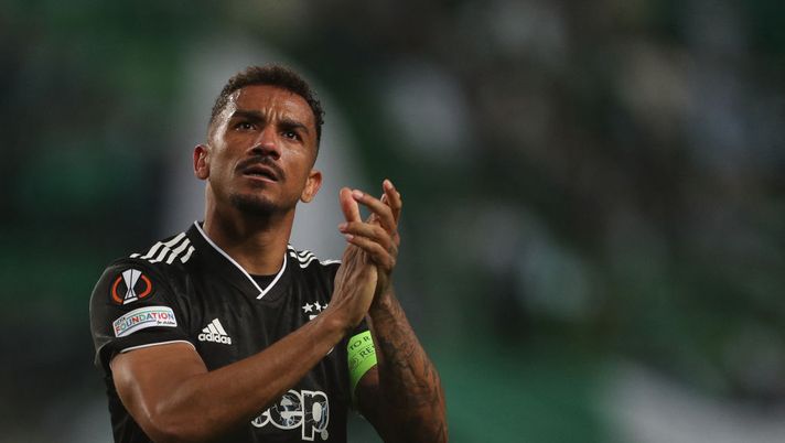 Juventus' Brazilian defender Danilo celebrates at the end of the UEFA Europa league quarter final second leg football match between Sporting CP and Juventus at the Jose Alvalade stadium in Lisbon on April 20, 2023. (Photo by CARLOS COSTA / AFP) (Photo by CARLOS COSTA/AFP via Getty Images) Gazzetta: “Linea dura Uefa: la Juve rischia un anno di stop. Quando è attesa la sentenza” - immagine 1