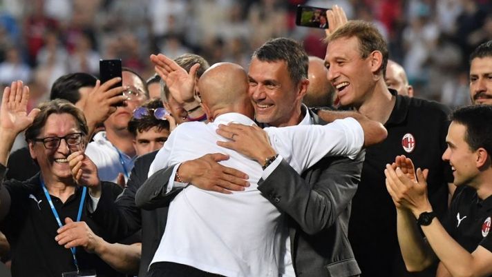 AC Milan's Italian head coach Stefano Pioli (L) embraces AC Milan's former player turned technical director, Paolo Maldini during the winner's trophy ceremony after AC Milan won the Italian Serie A football match between Sassuolo and AC Milan, securing the 'Scudetto' championship on May 22, 2022 at the Mapei - Citta del Tricolore stadium in Sassuolo. (Photo by Tiziana FABI / AFP) (Photo by TIZIANA FABI/AFP via Getty Images) Gazzetta: “Milan, non solo Diallo: interessano altri due esuberi del PSG” - immagine 1