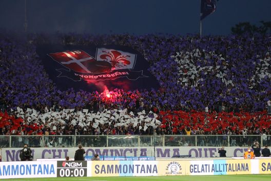 GERMOGLI PH: 09 MAGGIO 2022 FIRENZE STADIO ARTEMIO FRANCHI PARTITA CAMPIONATO SERIE A 2021 2022 FIORENTINA VS ROMA NELLA FOTO TIFOSI © FOTOCRONACHE GERMOGLI Fiorentina, sarà festa viola al Franchi: dal pubblico la spinta per vincere- immagine 2
