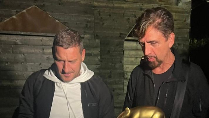Totti riceve il Tapiro d’oro: “Non lo dica a Ilary, se no sparisce anche questo” Totti riceve il Tapiro d’oro: “Non lo dica a Ilary, se no sparisce anche questo” - immagine 1