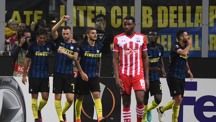 MILAN, ITALY - OCTOBER 20:  (R) Antonio Candreva of FC Internazionale celebrates his first goalduring the UEFA Europa League match between FC Internazionale Milano and Southampton FC at Giuseppe Meazza Stadium on October 20, 2016 in Milan, .  (Photo by Pier Marco Tacca/Getty Images) 