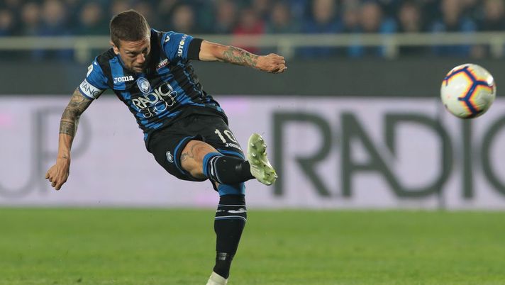 BERGAMO, ITALY - APRIL 25: Alejandro Gomez of Atalanta BC kicks the ball during the TIM Cup match between Atalanta BC and ACF Fiorentina at Stadio Atleti Azzurri d'Italia on April 25, 2019 in Bergamo, Italy. (Photo by Emilio Andreoli/Getty Images) BERGAMO, ITALY - APRIL 25: Alejandro Gomez of Atalanta BC kicks the ball during the TIM Cup match between Atalanta BC and ACF Fiorentina at Stadio Atleti Azzurri d'Italia on April 25, 2019 in Bergamo, Italy. (Photo by Emilio Andreoli/Getty Images)