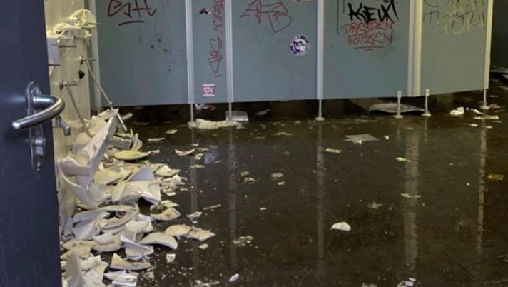 Al derby sassone di Dresda: i tifosi dell’Aue demoliscono i servizi igienici - immagine 1