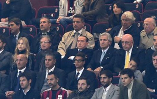 Silvio Berlusconi, Presidente del Milan, e Richard Lee, magnate di Hong Kong, in tribuna a San Siro - fonte www.tuttomercatoweb.com Silvio Berlusconi, Presidente del Milan, e Richard Lee, magnate di Hong Kong, in tribuna a San Siro - fonte www.tuttomercatoweb.com