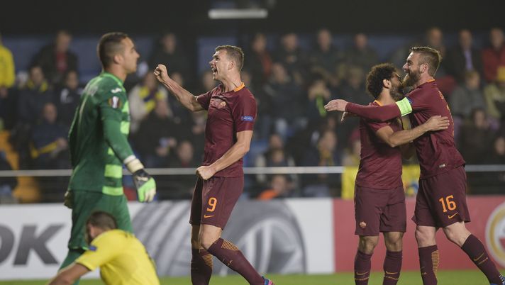 VILLAREAL, SPAIN - FEBRUARY 16: AS Roma players celebrate after the goal scored by Edin Dzeko during the UEFA Europa League Round of 32 first leg match between FC Villarreal and AS Roma at Estadio de la Ceramica on February 16, 2017 in Villareal, Spain. (Photo by Luciano Rossi/AS Roma via Getty Images) VILLAREAL, SPAIN - FEBRUARY 16: AS Roma players celebrate after the goal scored by Edin Dzeko during the UEFA Europa League Round of 32 first leg match between FC Villarreal and AS Roma at Estadio de la Ceramica on February 16, 2017 in Villareal, Spain. (Photo by Luciano Rossi/AS Roma via Getty Images)