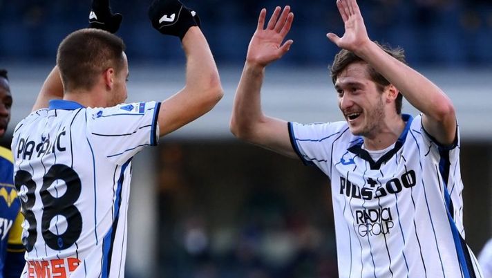 Atalanta's Russia's midfielder Aleksei Miranchuk (R) reacts with Atalanta's Croatia's midfielder Mario Pasalic after scoring a goal during the Serie A football match between Hellas Verona and Atalanta at the Bentegodi stadium in Verona, on December 12, 2021. (Photo by Marco BERTORELLO / AFP) (Photo by MARCO BERTORELLO/AFP via Getty Images) Sky: “Il Genoa ha deciso cosa fare per Miranchuk e Piccoli: la situazione” - immagine 1