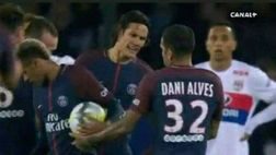 PSG, Neymar torna e saluta tutti i compagni: ma Cavani non c’è! | VIDEO