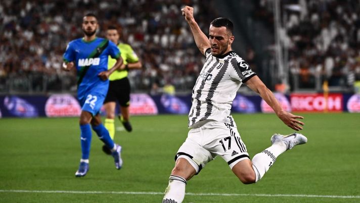 Juventus' Serbian midfielder Filip Kostic shoots on target during the Italian Serie A football match between Juventus and Sassuolo on August 15, 2022 at the Juventus stadium in Turin. (Photo by Marco BERTORELLO / AFP) (Photo by MARCO BERTORELLO/AFP via Getty Images) Juve, prove di formazione senza Bonucci: si scalda Kostic, certezze Cuadrado e Vlahovic - immagine 1