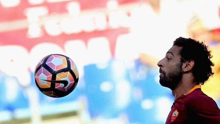 ROME, ITALY - AUGUST 20: Mohamed Salah of AS Roma in action during the Serie A match between AS Roma and Udinese Calcio at Olimpico Stadium on August 20, 2016 in Rome, Italy. (Photo by Paolo Bruno/Getty Images) Roma, Salah e la caviglia che fa paura. Ma per la Coppa d’Africa… - immagine 1
