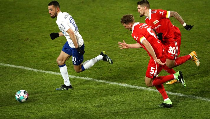 BERLIN, GERMANY - FEBRUARY 13: Nabil Bentaleb of FC Schalke 04 is closed down by Marvin Friedrich and Robert Andrich of 1.FC Union Berlin during the Bundesliga match between 1. FC Union Berlin and FC Schalke 04 at Stadion An der Alten Foersterei on February 13, 2021 in Berlin, Germany. Sporting stadiums around Germany remain under strict restrictions due to the Coronavirus Pandemic as Government social distancing laws prohibit fans inside venues resulting in games being played behind closed doors. (Photo by Maja Hitij/Getty Images) BERLIN, GERMANY - FEBRUARY 13: Nabil Bentaleb of FC Schalke 04 is closed down by Marvin Friedrich and Robert Andrich of 1.FC Union Berlin during the Bundesliga match between 1. FC Union Berlin and FC Schalke 04 at Stadion An der Alten Foersterei on February 13, 2021 in Berlin, Germany. Sporting stadiums around Germany remain under strict restrictions due to the Coronavirus Pandemic as Government social distancing laws prohibit fans inside venues resulting in games being played behind closed doors. (Photo by Maja Hitij/Getty Images)