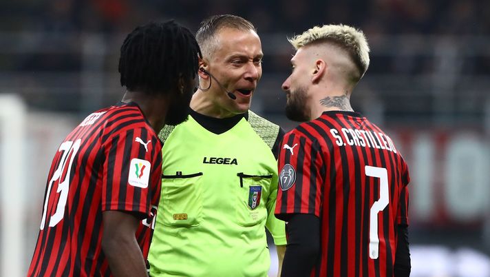 L'arbitro Paolo Valeri discute con Franck Kessié e Samu Castillejo in Milan-Juventus (credits: GETTY Images) 