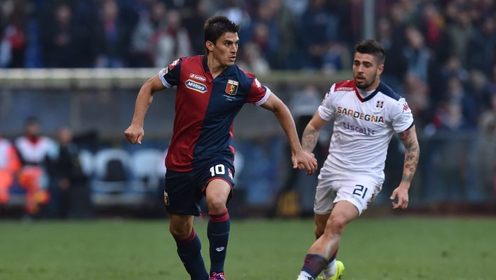 GENOA, ITALY - APRIL 11:  Diego Perotti (L) of Genoa CFC in action during the Serie A match between Genoa CFC and Cagliari Calcio at Stadio Luigi Ferraris on April 11, 2015 in Genoa, Italy.  (Photo by Valerio Pennicino/Getty Images) 