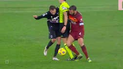 VIDEO Roma-Sampdoria, curioso incidente Cristante-Damsgaard: il sandwich con l’arbitro scatena l’ironia del web