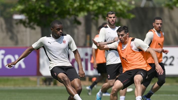 Kalulu e Brahim Diaz durante una sessione di allenamento del Milan