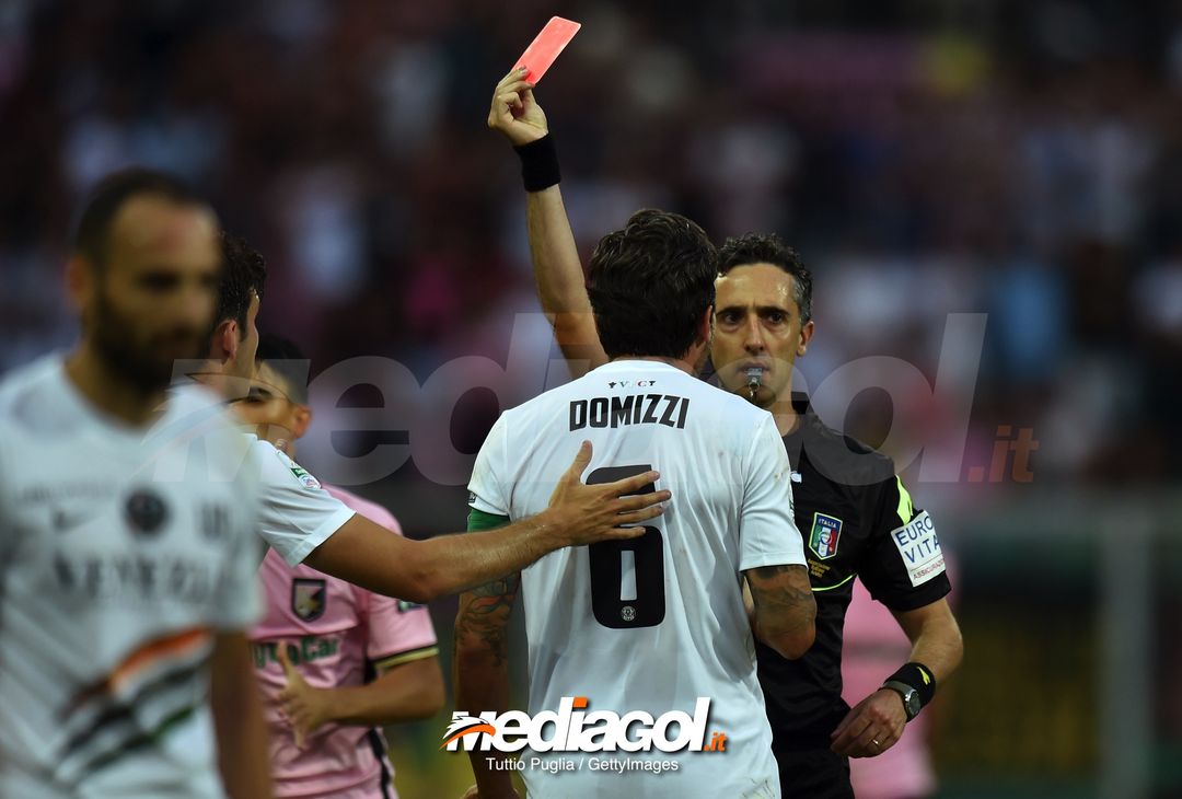  PALERMO, ITALY - JUNE 10: The referee Gianluca Aureliano shows a red card to Marco Pinato (2nd-R) during the serie B playoff match between US Citta di Palermo and Venezia FC at Stadio Renzo Barbera on June 10, 2018 in Palermo, Italy.  (Photo by Tullio M. Puglia/Getty Images) 