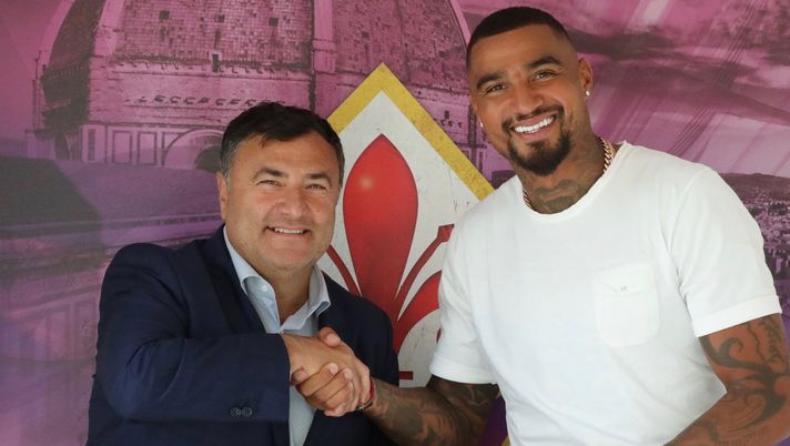 Joe Barone presenta Kevin-Prince Boateng (credits: Official ACF Fiorentina Twitter account) 