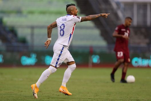 CARACAS, VENEZUELA - NOVEMBER 17: Arturo Vidal of Chile celebrates after scoring during a match between Venezuela and Chile as part of South American Qualifiers for World Cup FIFA Qatar 2022 at Estadio Olímpico on November 17, 2020 in Caracas, Venezuela. (Photo by Miguel Gutierrez - Pool/Getty Images) CARACAS, VENEZUELA - NOVEMBER 17: Arturo Vidal of Chile celebrates after scoring during a match between Venezuela and Chile as part of South American Qualifiers for World Cup FIFA Qatar 2022 at Estadio Olímpico on November 17, 2020 in Caracas, Venezuela. (Photo by Miguel Gutierrez - Pool/Getty Images)