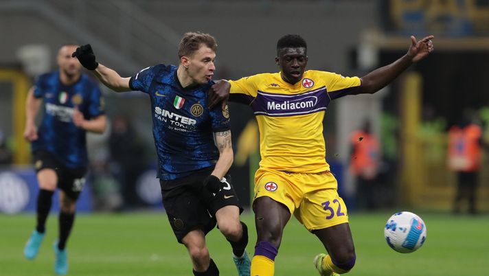 MILAN, ITALY - MARCH 19: Nicolò Barella of FC Internazionale is challenged by Joseph Alfred Duncan of ACF Fiorentina during the Serie A match between FC Internazionale and ACF Fiorentina at Stadio Giuseppe Meazza on March 19, 2022 in Milan, Italy. (Photo by Emilio Andreoli - Inter/Inter via Getty Images) Duncan: “Coraggio e personalità, andiamo avanti. Ikonè? Capita di sbagliare” - immagine 1