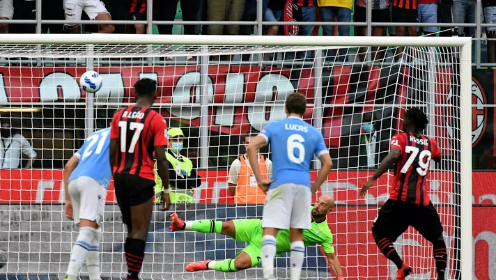 Franck Kessie, giocatore del Milan, sbaglia un rigore contro la Lazio (Getty Images)
