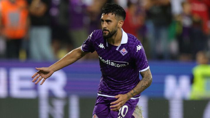 FLORENCE, ITALY - AUGUST 31: Nicolás Iván González of ACF Fiorentina celebrates after scoring a goal during the UEFA Conference League play-off round, second leg match between ACF Fiorentina and Rapid Wien at Artemio Franchi Stadium on August 31, 2023 in Florence, Italy. (Photo by Gabriele Maltinti/Getty Images) Chi mettere in attacco alla 7a giornata al fanta: la divisione fascia per fascia - immagine 1