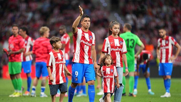 MADRID, SPAIN - MAY 15: Luis Suarez of Atletico Madrid interacts with the crowd following the LaLiga Santander match between Club Atletico de Madrid and Sevilla FC at Estadio Wanda Metropolitano on May 15, 2022 in Madrid, Spain. (Photo by Juan Manuel Serrano Arce/Getty Images) Suarez torna in Sudamerica? In Argentina sicuri: ha scelto i ‘Millionarios’ - immagine 1