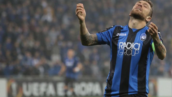 REGGIO NELL'EMILIA, ITALY - OCTOBER 19: Alejandro Gomez of Atalanta BC gestures during the UEFA Europa League group E match between Atalanta and Apollon Limassol at Mapei Stadium - Citta' del Tricolore on October 19, 2017 in Reggio nell'Emilia, Italy. (Photo by Emilio Andreoli/Getty Images) Atalanta, ci risiamo: tornano i problemi al ginocchio del Papu Gomez - immagine 1