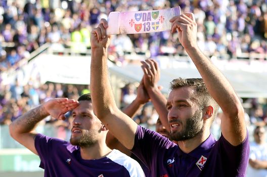 German Pezzella of ACF Fiorentina mostra la fascia nel ricordo di Davide Astori (Photo by Gabriele Maltinti/Getty Images) German Pezzella of ACF Fiorentina mostra la fascia nel ricordo di Davide Astori (Photo by Gabriele Maltinti/Getty Images)
