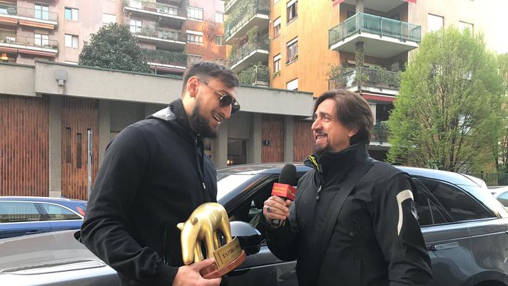 Donnarumma riceve il tapiro d'Oro dall'inviato Staffelli (credits: Striscia La Notizia) Donnarumma riceve il tapiro d'Oro dall'inviato Staffelli (credits: Striscia La Notizia)