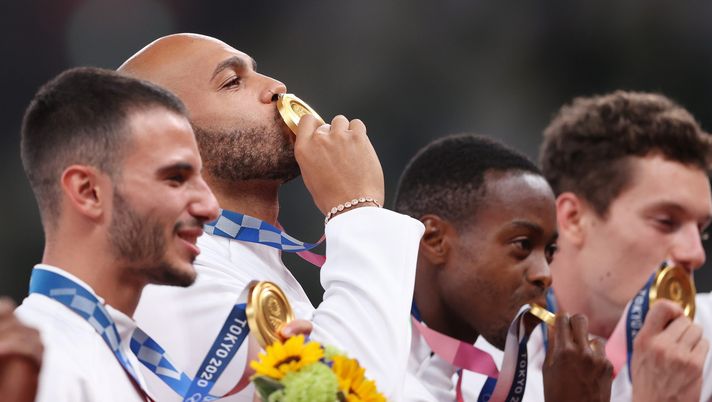 TOKYO, JAPAN - AUGUST 07: Gold medal winners Lorenzo Patta, Lamont Marcell Jacobs, Eseosa Desalu, and Filippo Tortu of Team Italy stand on the podium during the medal ceremony for the Men's 4 x 100m Relay on day fifteen of the Tokyo 2020 Olympic Games at Olympic Stadium on August 07, 2021 in Tokyo, Japan. (Photo by Christian Petersen/Getty Images) TOKYO, JAPAN - AUGUST 07: Gold medal winners Lorenzo Patta, Lamont Marcell Jacobs, Eseosa Desalu, and Filippo Tortu of Team Italy stand on the podium during the medal ceremony for the Men's 4 x 100m Relay on day fifteen of the Tokyo 2020 Olympic Games at Olympic Stadium on August 07, 2021 in Tokyo, Japan. (Photo by Christian Petersen/Getty Images)