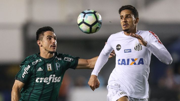 SANTOS, BRAZIL - JUNE 14: Lucas Verissimo #28 of Santos battles for the ball with Willian #29 of Palmeiras during a match between Santos and Palmeiras as a part of Campeonato Brasileiro 2017 at Vila Belmiro Stadium on June 14, 2017 in Santos, Brazil. (Photo by Ricardo Nogueira/Getty Images) SANTOS, BRAZIL - JUNE 14: Lucas Verissimo #28 of Santos battles for the ball with Willian #29 of Palmeiras during a match between Santos and Palmeiras as a part of Campeonato Brasileiro 2017 at Vila Belmiro Stadium on June 14, 2017 in Santos, Brazil. (Photo by Ricardo Nogueira/Getty Images)