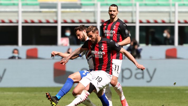 MILAN, ITALY - APRIL 03: Theo Hernandez of A.C. Milan battles for possession with Bartosz Bereszynski of U.C. Sampdoria during the Serie A match between AC Milan and UC Sampdoria at Stadio Giuseppe Meazza on April 03, 2021 in Milan, Italy. Sporting stadiums around Italy remain under strict restrictions due to the Coronavirus Pandemic as Government social distancing laws prohibit fans inside venues resulting in games being played behind closed doors. (Photo by Marco Luzzani/Getty Images) MILAN, ITALY - APRIL 03: Theo Hernandez of A.C. Milan battles for possession with Bartosz Bereszynski of U.C. Sampdoria during the Serie A match between AC Milan and UC Sampdoria at Stadio Giuseppe Meazza on April 03, 2021 in Milan, Italy. Sporting stadiums around Italy remain under strict restrictions due to the Coronavirus Pandemic as Government social distancing laws prohibit fans inside venues resulting in games being played behind closed doors. (Photo by Marco Luzzani/Getty Images)