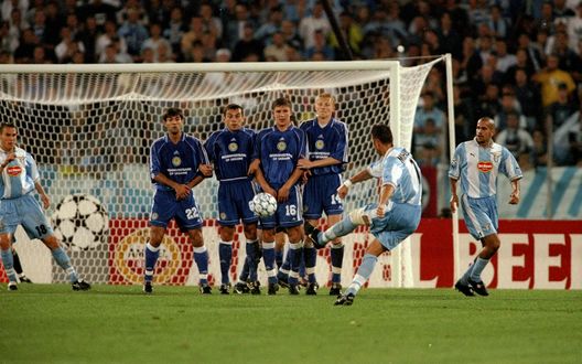  Una punizione di Mihajlovic con la Lazio nel '99 in Champions League, contro la Dinamo Kiev 