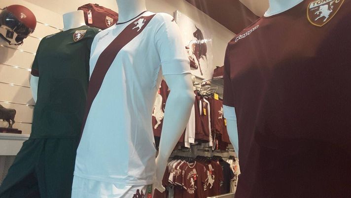 Le nuove maglie esposte al Granata Store 