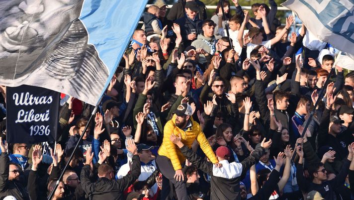 PESCARA, ITALY - DECEMBER 07: Fans of Pescara Calcio during the Serie B match between Pescara Calcio and Venezia FC at Adriatico Stadium on December 7, 2019 in Pescara, Italy. (Photo by Giuseppe Bellini/Getty Images) PESCARA, ITALY - DECEMBER 07: Fans of Pescara Calcio during the Serie B match between Pescara Calcio and Venezia FC at Adriatico Stadium on December 7, 2019 in Pescara, Italy. (Photo by Giuseppe Bellini/Getty Images)