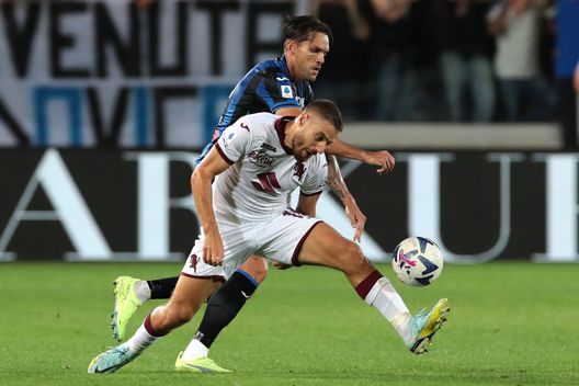 BERGAMO, ITALY - SEPTEMBER 01: Rafael Toloi of Atalanta BC and Nikola Vlasic of Torino FC battle for possession during the Serie A match between Atalanta BC and Torino FC at Gewiss Stadium on September 01, 2022 in Bergamo, Italy. (Photo by Emilio Andreoli/Getty Images) Verso Torino-Lecce: dove vedere la gara in tv e in streaming- immagine 2