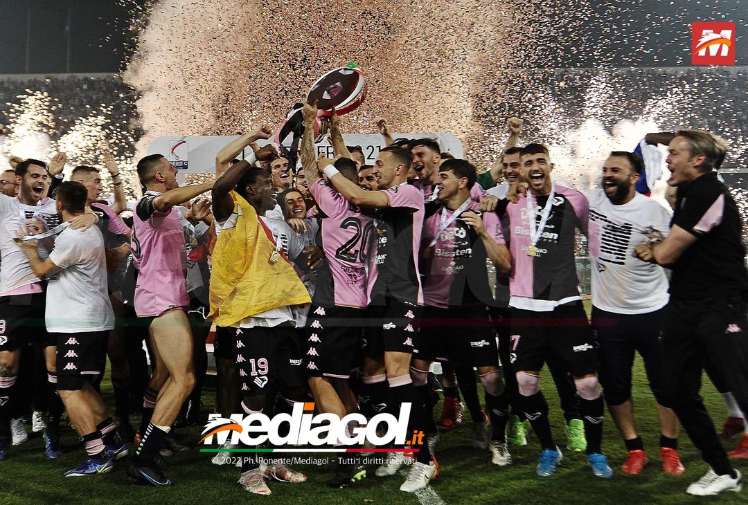 FOTO Palermo in Serie B, i festeggiamenti dei rosanero al Renzo Barbera (Gallery) - immagine 17